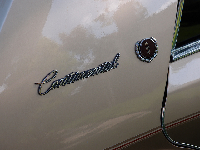 Lincoln-Continental-1986-emblem.jpg