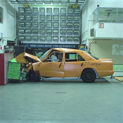 Mercedes w124 coupe crash test #6