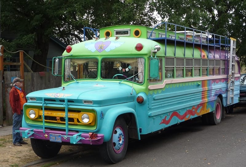 the earlier resident bus CC 43 092 800