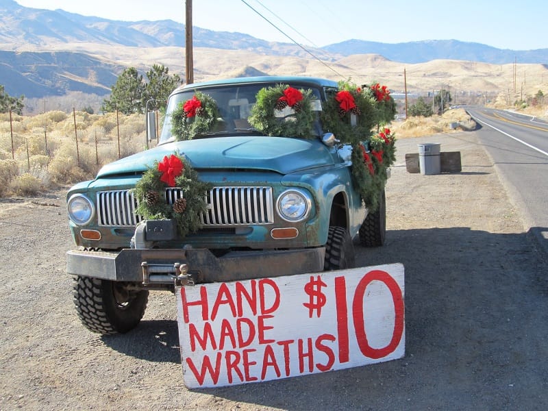 CC Outtake: The Wreath-Binder Crew Decks the Halls I recently came across this late 60s early 70s International 4WD Crew Cab peddling Xmas decorations in Reno.