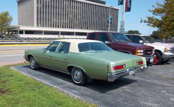 (first posted 10/8/2012)    For a long time, stepping up to a Pontiac meant getting a genuinely nicer vehicle whose differences went beyond the grille and trim. For example, this Catalina–the [&hellip;]