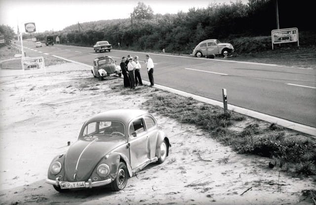 Both vehicles involved in the accident are Beetles, and the Police shows up in a black and white… Beetle. Germany; around 1960, I’d say. Good thing nobody appears too injured, [&hellip;]