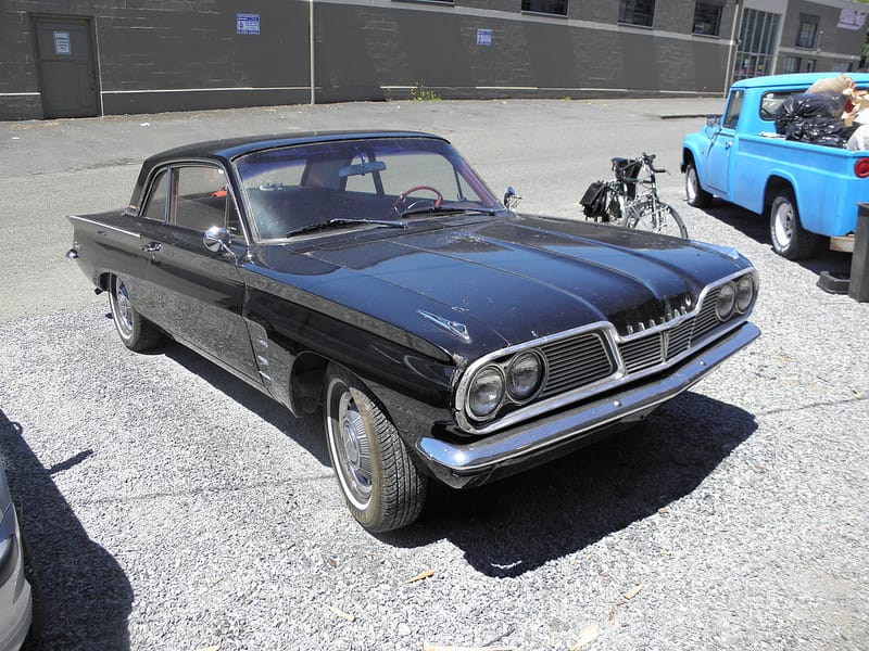 (first posted 7/2/2013)    If you’re seeing a whole lot of similarity between the sheet metal (except the grille) of today’s ’62 Cutlass coupe and this ’62 Tempest, you’re not mistaken. [&hellip;]
