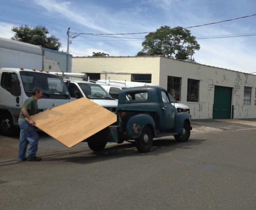 Old American pickup trucks have been used as static displays for decades, and even in Europe, as we saw yesterday. But this is how I like to see them: still [&hellip;]