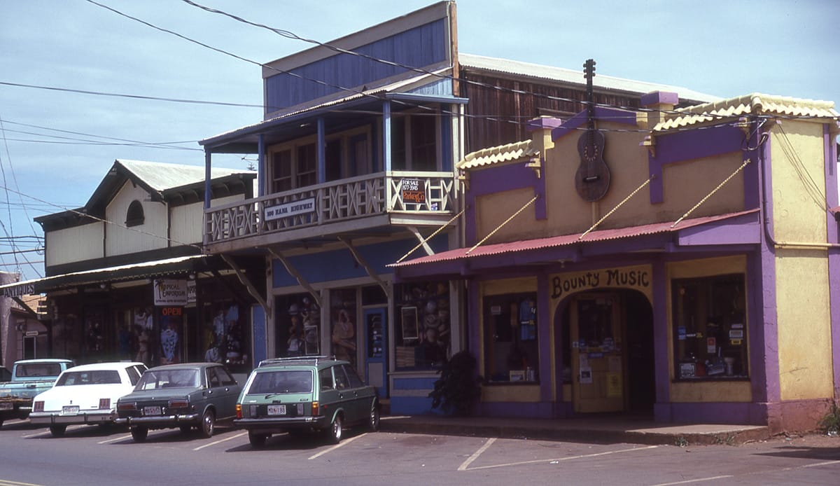 &nbsp; Maybe Maui Woowie makes people paint buildings purple and yellow, I don’t know. But the cars parked outside this small commercial strip are decidedly conventional. I’ll let the Commentariat [&hellip;]