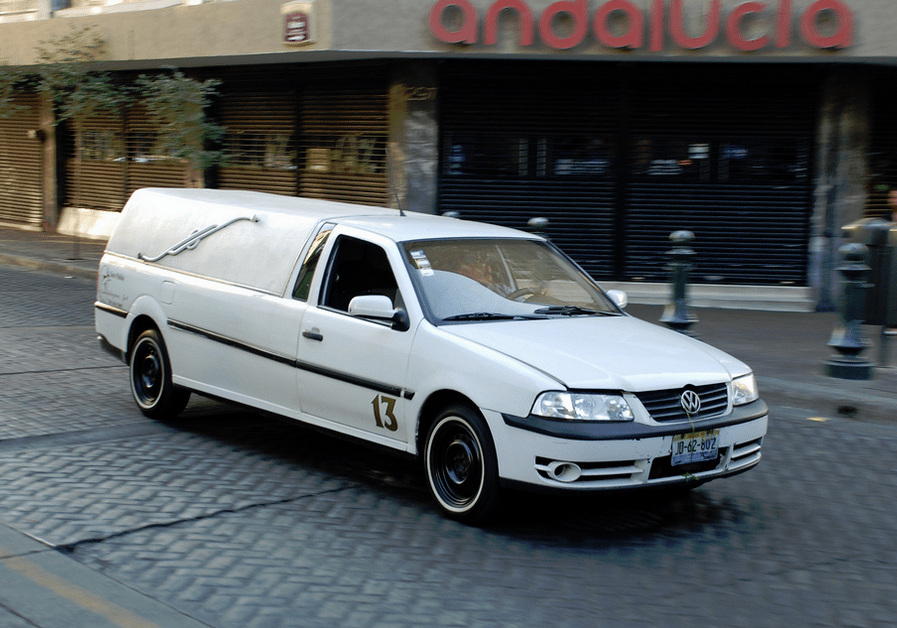 SoCalMetro has been busy snapping hearses in Mexico. Perry showed you the odd “Ford 300″ mashup the other day. Today, it’s a bit more downscale, a hearse based on the [&hellip;]