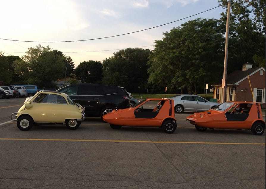 This is quite the odd assemblage of microcars: A BMW Isetta with two Bond Bugs bringing up the rear. William Oliver posted this, and titled it “Oddities”. Fair enough. 