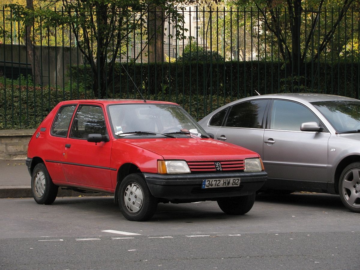 The above shot of twin Renault Twingos goes some way toward explaining why one doesn’t see too many older cars in Grey Paree. Although I somehow managed to end up resident there from 1990 [&hellip;]