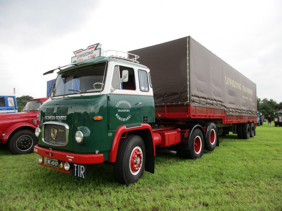 The third -and last- article in this series showing the European brands, opens with a 1963 Scania-Vabis LBS76 Super, towing a 1972 DAF semi-trailer. DAF started as a trailer and [&hellip;]