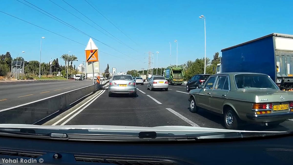Lately it seems my trusty dash-cam finds classic cars everywhere I go. Latest victim is this quite beautiful W123 Merc.