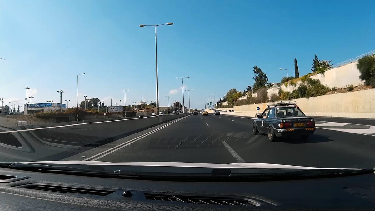 Another dash-cam find is up for your pleasure, this what I think is a neglected-on-purpose E30, complete with huge wheels and roof rack.