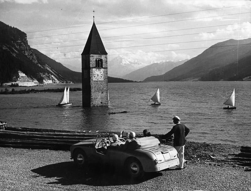 This is a very familiar scene, except for the car. It’s the bell tower of the former village of Graun (Südtirol, Italy), which was submerged when the Reschensee was created [&hellip;]