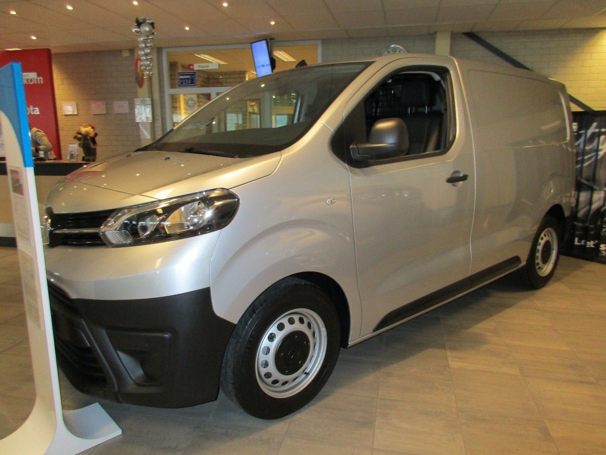 Apart from the Hilux two other Toyota models caught my attention in the dealership’s showroom, while waiting for the safety inspection of my own car. Those were their latest models, [&hellip;]