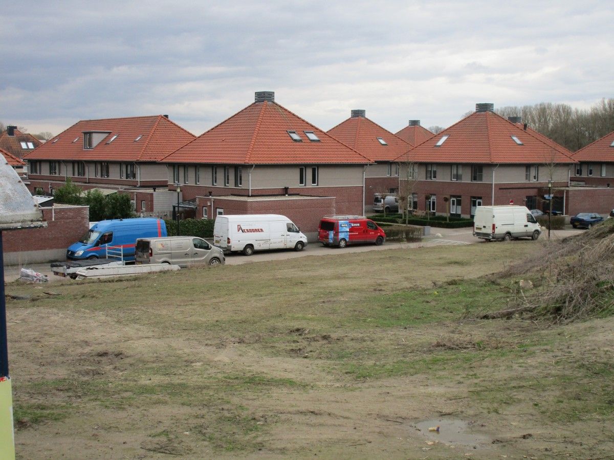 From left to right: Mercedes-Benz Sprinter, Opel Vivaro (with a trailer), Mercedes-Benz Sprinter, Renault Trafic, Volkswagen Caddy (further in the background, inbetween the houses) and last but not least an [&hellip;]