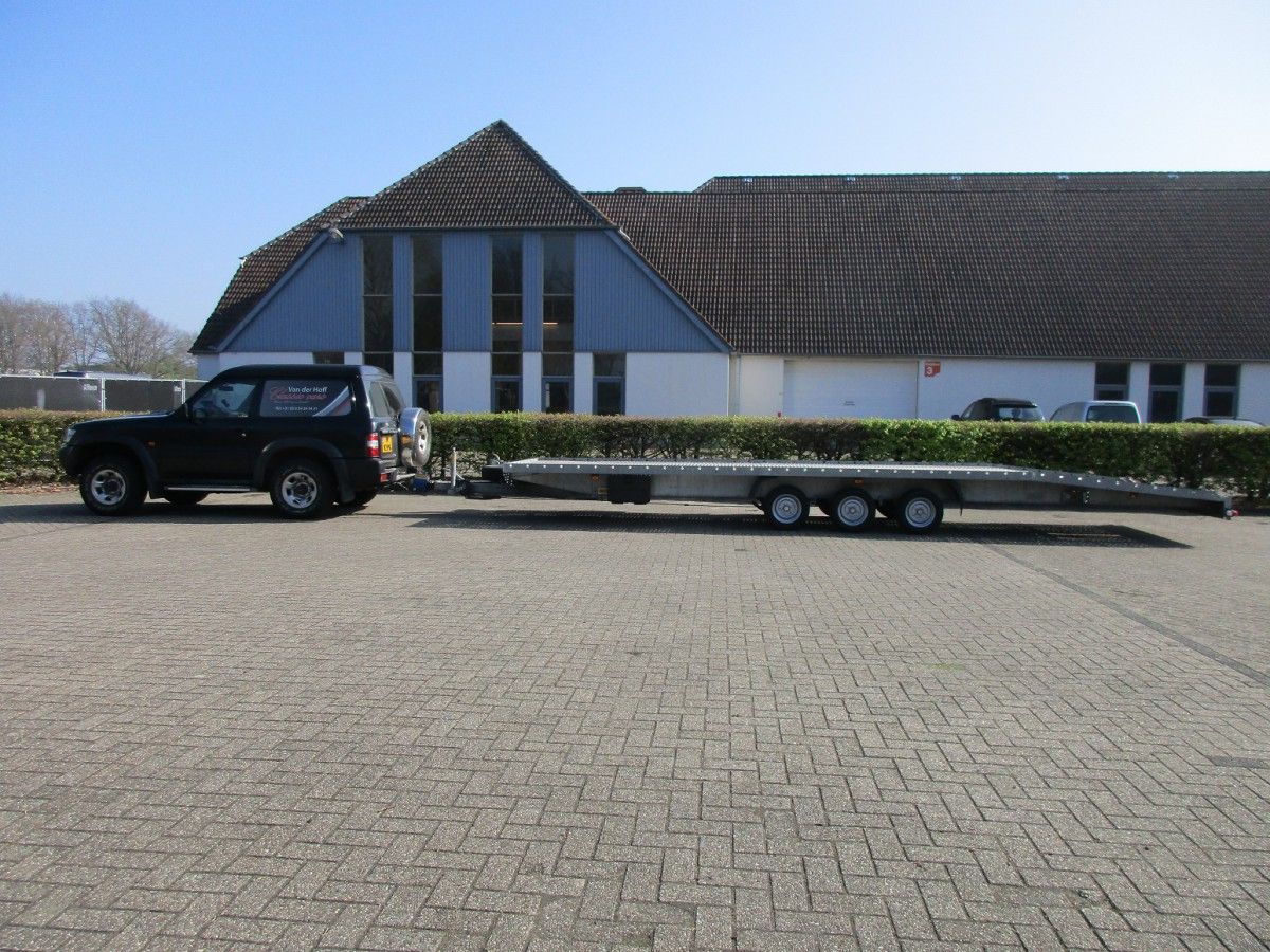 Commercial vehicles always draw my attention. Regardless their age, size, weight or where they were built. I caught two car haulers at a classic car show, a Nissan Patrol and [&hellip;]