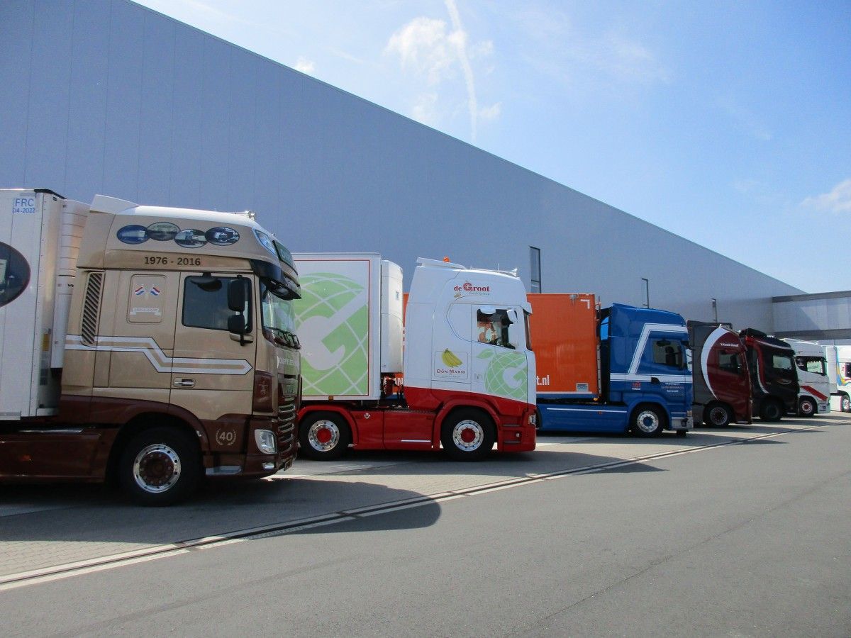 Many tractor & semi-trailer and truck & trailer combinations were also present at the WSI XXL Model and Truck Show. Modern big rigs in all their glory, neatly lined up.