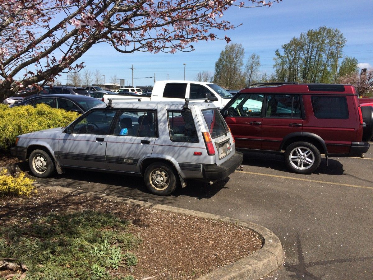 CC Outtake: Two High-Roof Four Wheel Drives With Obvious Similarities and Differences These two caught my eye in this parking lot, as they share some similarities despite the obvious differences. Like what?