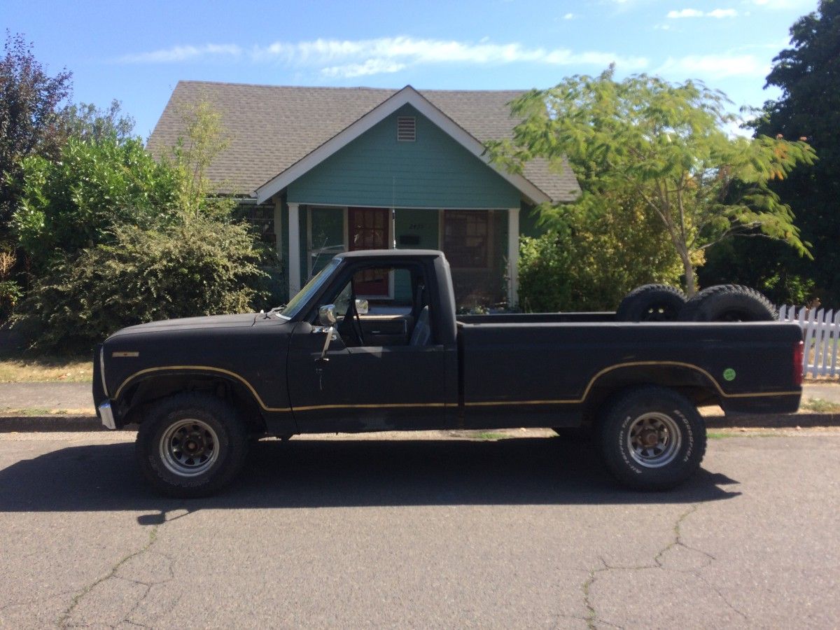 Roadsters in the old days had low-cut doors with no roll up windows. As does this Ford pickup, for one reason or another. But since it’s still sporting its roof, [&hellip;]