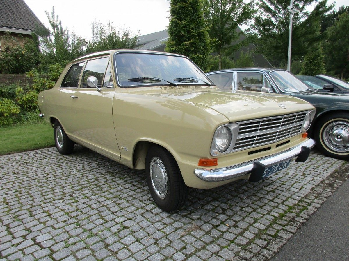 (first posted 9/10/2017)         Kadett, Ascona, Rekord, Commodore, Admiral, Diplomat. That was Opel’s sedan-ladder in the seventies, a variety unmatched by any other automaker on the European market. [&hellip;]