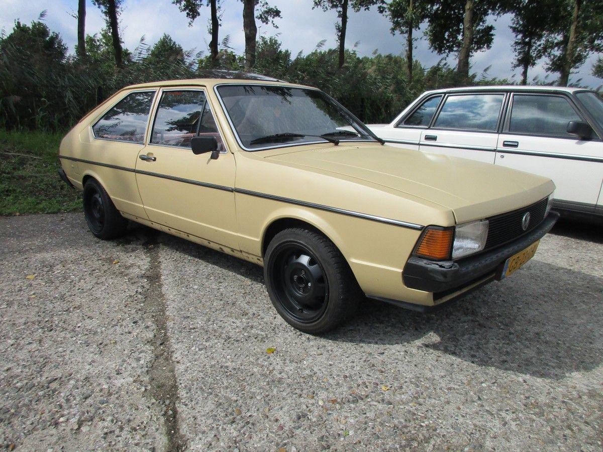 In the first half of the seventies Volkswagen finally entered the modern automotive world with their all new Passat and Golf. I caught this post-Beetle-era fivesome at a great all [&hellip;]