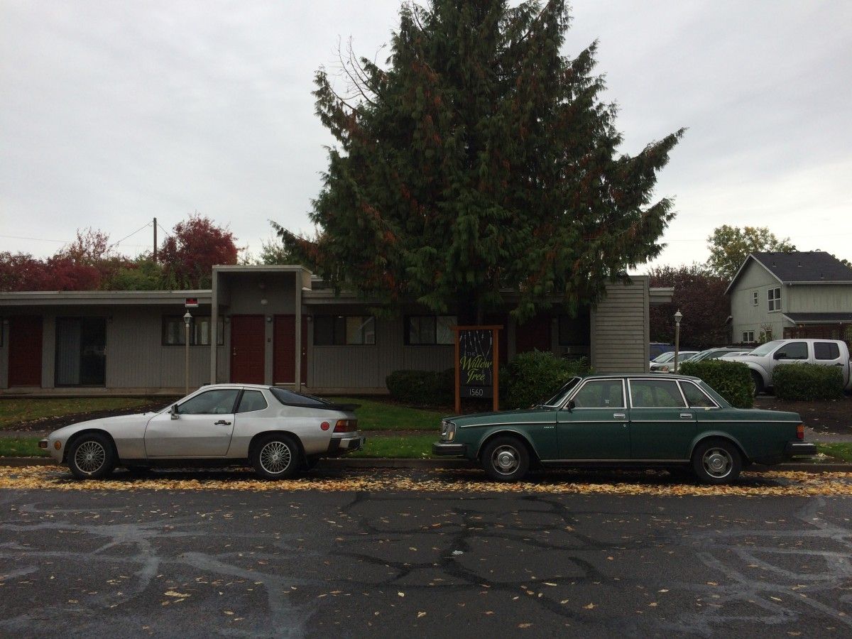 (first posted 10/23/2017)          This Porsche 924 recently took up residence in front of the misnamed Willow Tree Apartments. We’ve walked by several times, but I just [&hellip;]