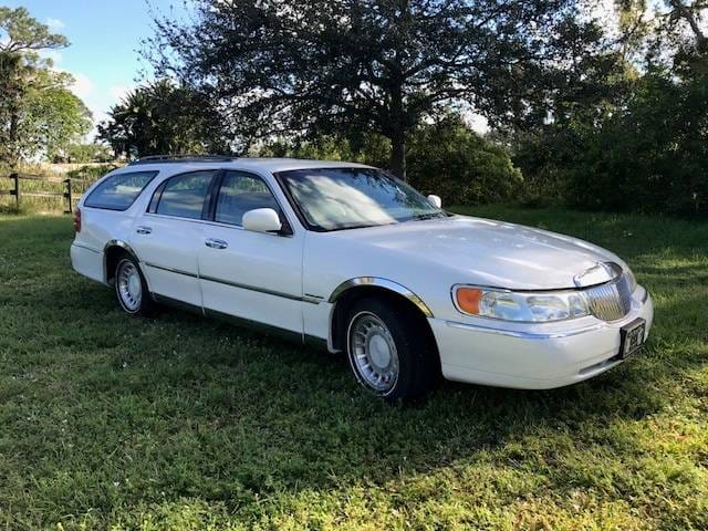 CC reader Stainsey Stainselstein sent me a link to this Lincoln Town Wagon. So what would a Lincoln wagon have been called? Town Sedan? And if it had Di-Noc? Town [&hellip;]