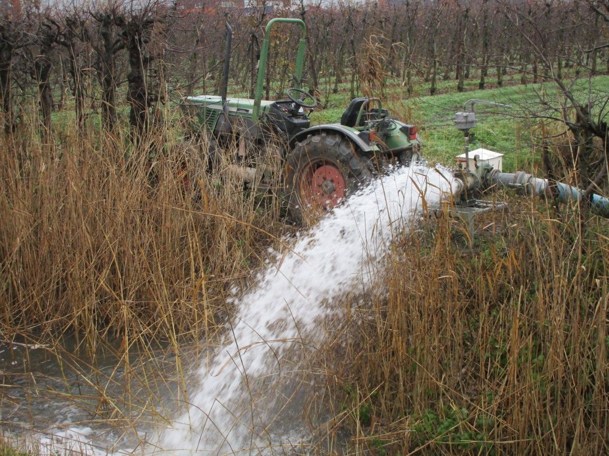Compact tractors are mostly used by fruit growers and horticulturists. This Fendt Farmer 270 V drives a pump, creating a temporary waterfall. The combination drains water from the orchard in [&hellip;]