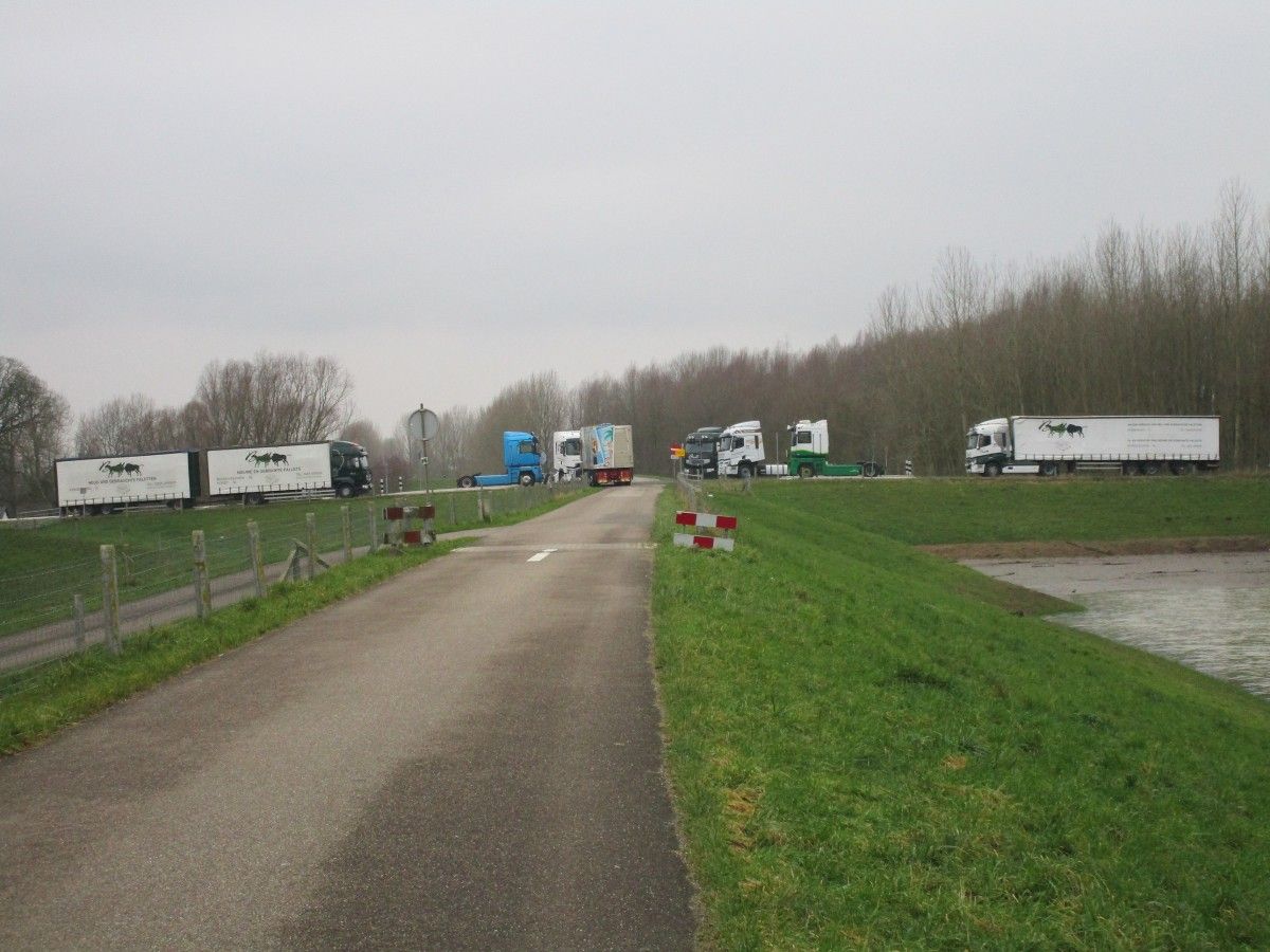When taking a walk the other day I came across this rather peculiar scenery. It’s a collection of heavy Renault trucks and tractor units parked on a dike road, which [&hellip;]