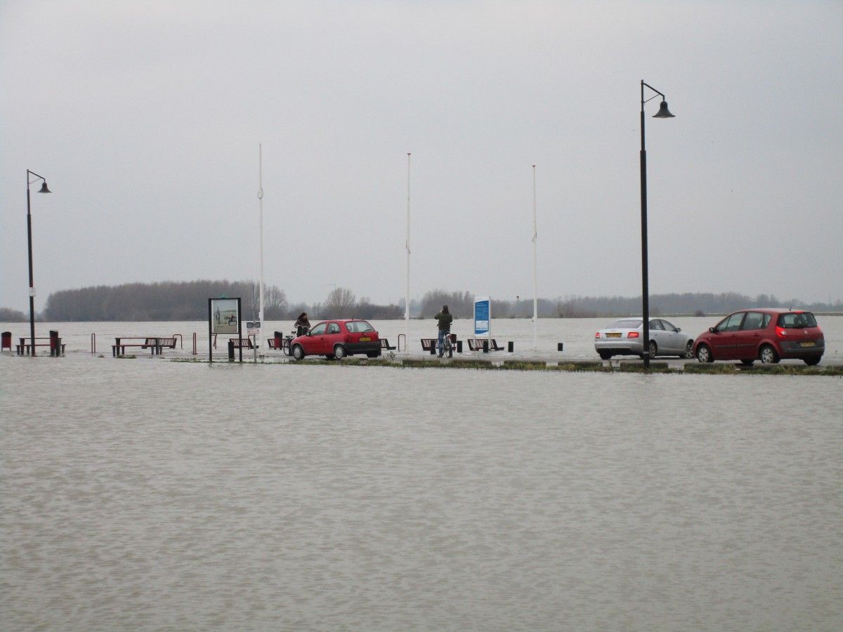 Recently our river water levels were higher than in the past winters. Usually the quay above is fairly wide and -above all- completely dry. Now it was a bit tricky, [&hellip;]