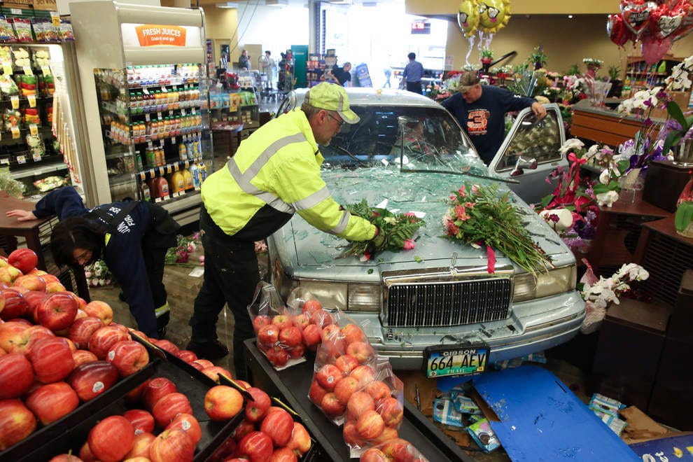 News Outtake: They’re Selling Vintage Lincolns at Safeway? It’s Not Exactly Fresh Produce This photo greeted me this morning when I went to check the local news at the Register-Guard’s website. Are they selling vintage Lincolns at Safeway now?