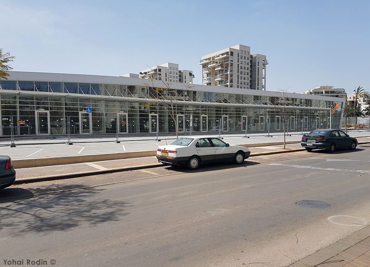 Walking back from the post office at about 13:00, I was rushing home to escape the 30c degrees heat that was on the day. But I couldn’t pass on the [&hellip;]