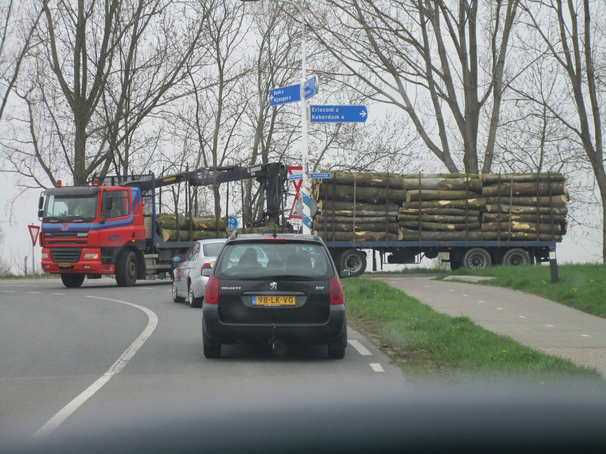 Reversing a big truck and drawbar trailer in one smooth, flowing movement demands experience and skills. The driver of this logging truck did the job flawlessly, and rather fast too. [&hellip;]