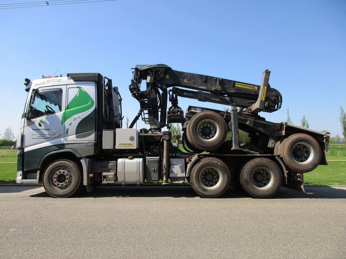 A week after I had to wait a moment for a rig hauling short logs, I caught this tidy package, consisting of a Volvo tractor unit, a chassis-mounted crane and [&hellip;]