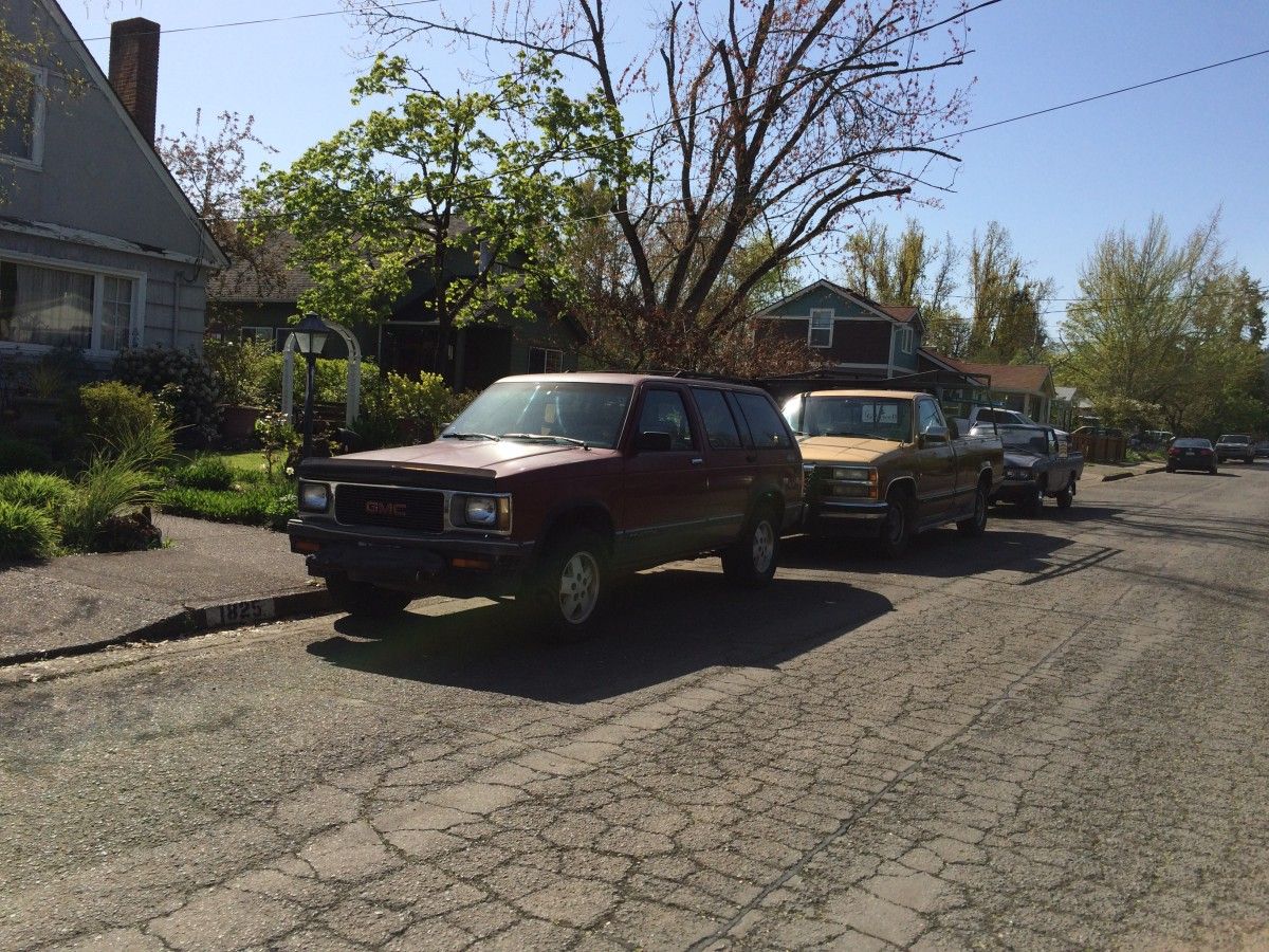 On the Go Outtakes: The CCs of Three Blocks of Grant Street in Eugene Continuing from yesterday’s little tour, lets hop one block to the west and roll down three streets of Grant Street. Here’s a collection three disparate trucks.