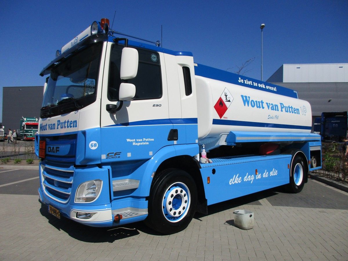 After last week’s juggernaut here’s something much smaller and more manageable: a 4×2 straight truck with a low day cab, typically used for short distance trips. This ultra-clean and tidy [&hellip;]
