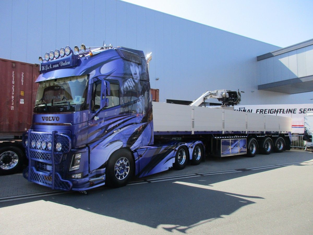This outstanding combination was the 2017 show contest winner at our largest yearly trucking festival. Its daily job is transporting bricks – Bon Jovi style. The special and very powerful [&hellip;]