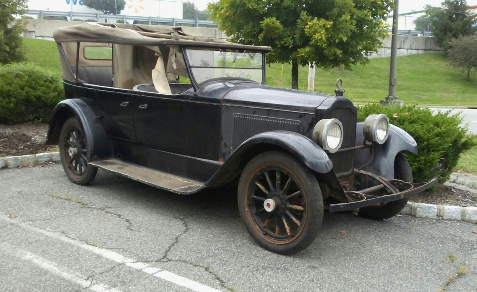 This shot posted at the Cohort by Stephen Pellegrino is a bit different. He found this fine old classic Packard sitting in a parking lot next to a Walmart in [&hellip;]