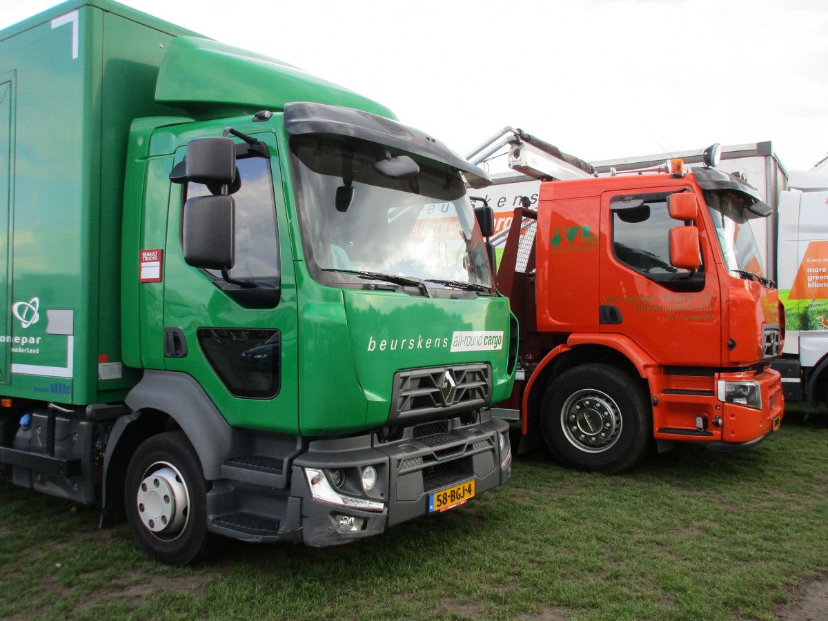 After a trio of rolling jumbos it’s back to basics with three modern Renault 4×2 straight trucks. Quite possibly, the green truck on the left gives you some kind of [&hellip;]
