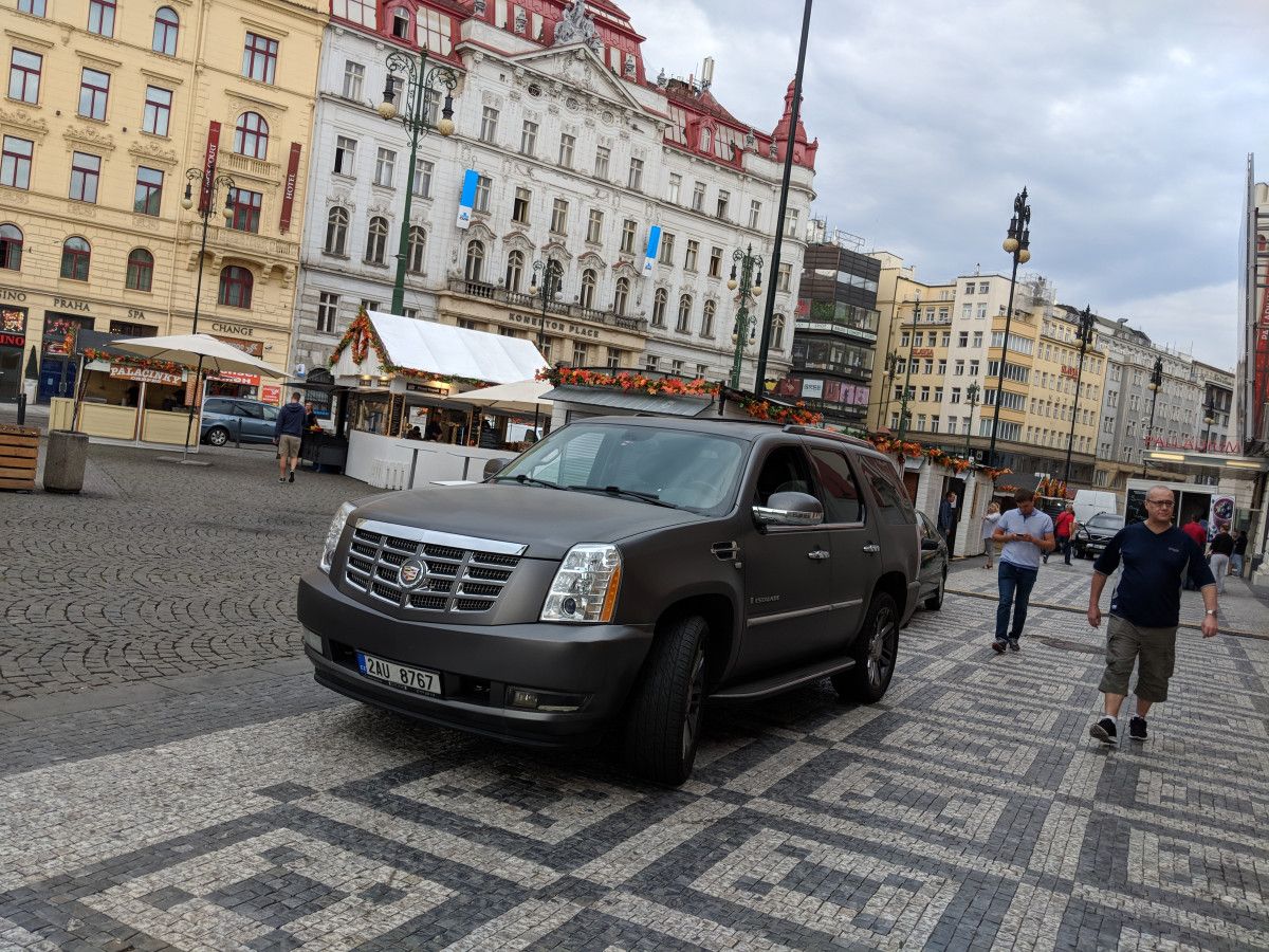 cadillac escalade prague 1