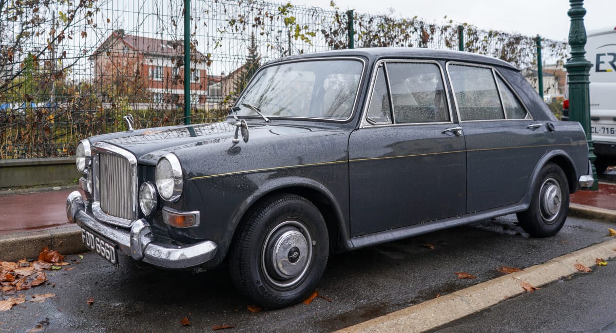(first posted 12/20/2018)      Benoît found and posted something a bit out of the ordinary for us to savor. It’s a Vanden Plas Princess 1100, the most luxurious and [&hellip;]