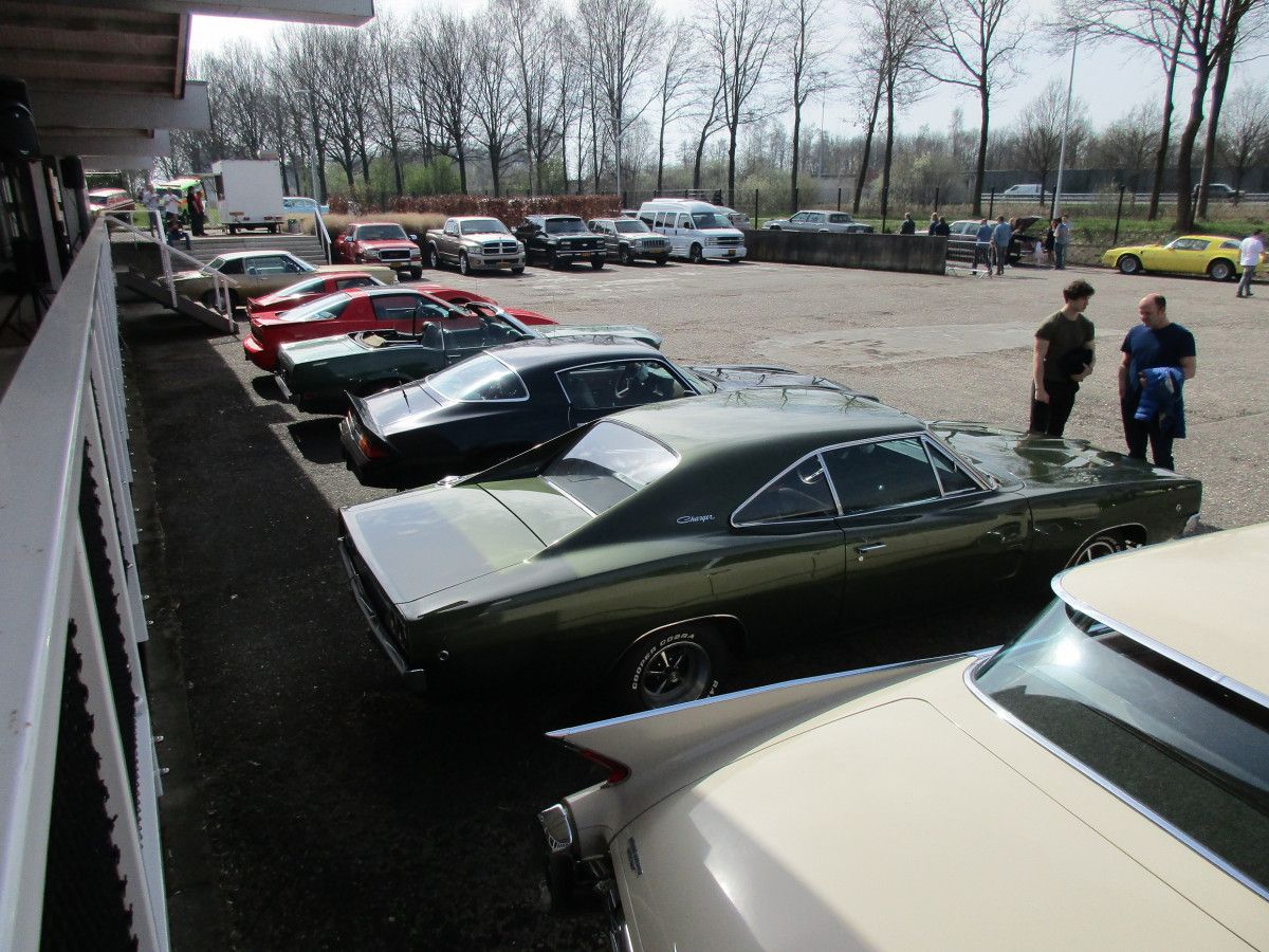 This picture perfectly shows what you can expect when visiting an event called American Day, especially with sunny weather. Pretty much anything with four wheels, built in North-America from the [&hellip;]