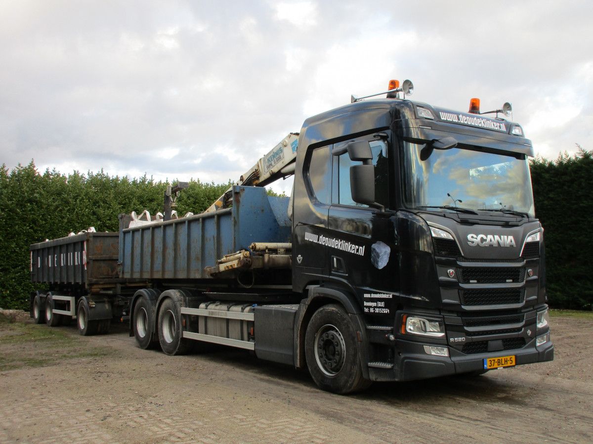 Sitting in a quiet corner on a Sunday afternoon, already loaded up for its first ride on Monday morning. A fairly new Scania truck with a hooklift system and a [&hellip;]