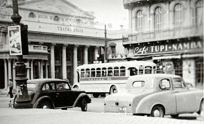 CC reader Jose Luis in Argentina sent me this photo and asked if I could identify the car on the right. Nope.