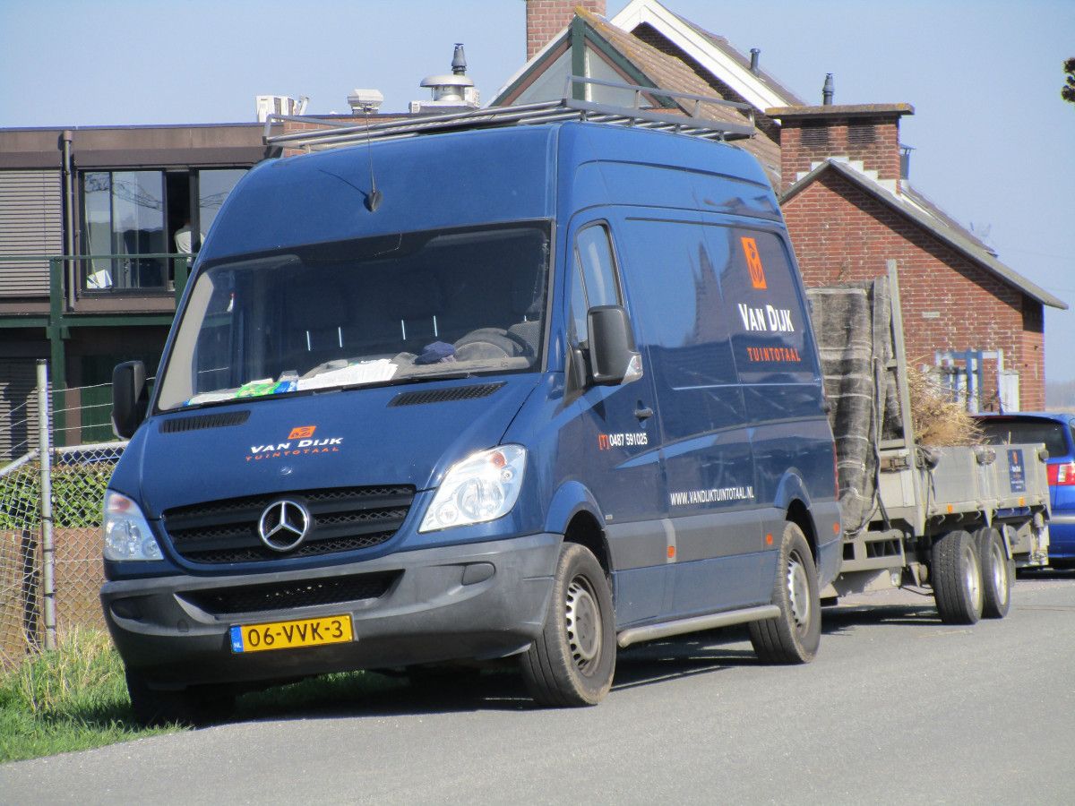 Van Dijk’s van, parked on a dijk (dyke) road; I just had to take a few pictures when I walked by this combination. Owner Van Dijk is a gardener and [&hellip;]