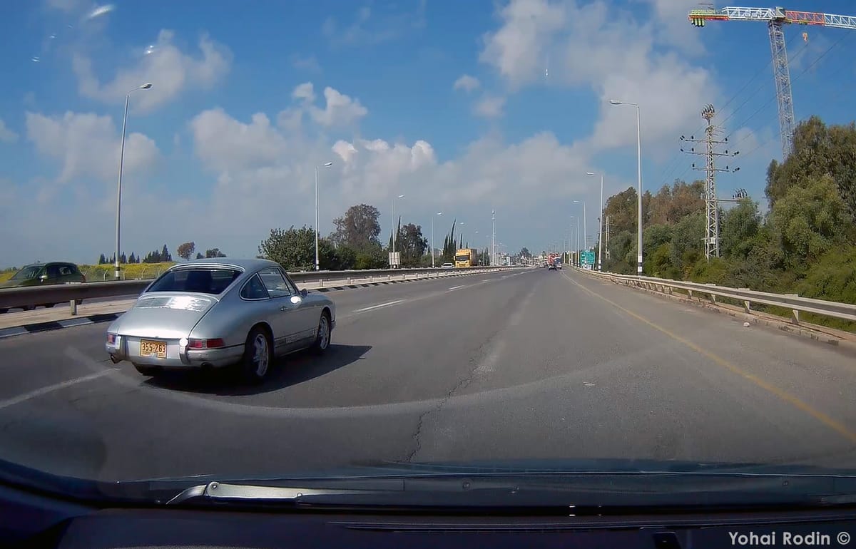 As I was driving back with my wife from our weekly restaurant breakfast-date last Friday, I noticed a very familiar, not to say iconic shape arriving on the other side [&hellip;]