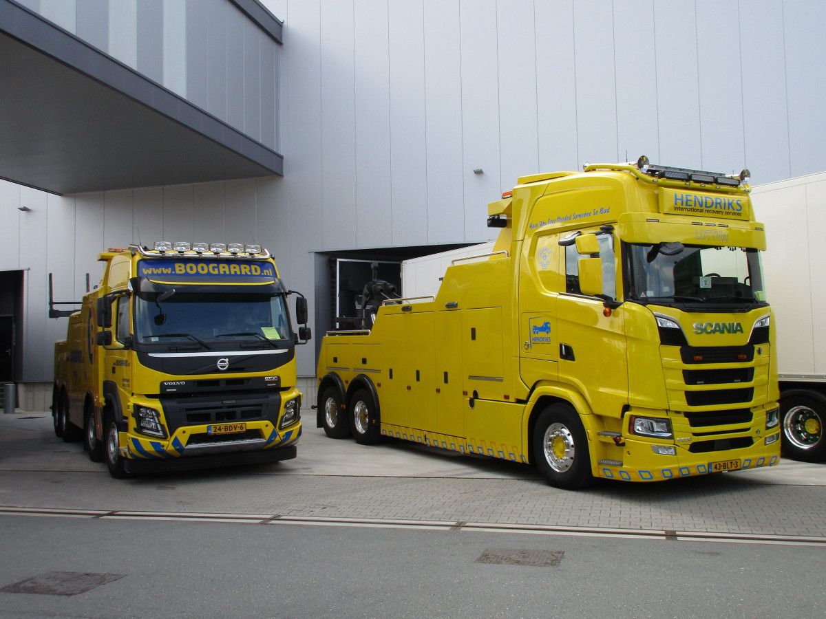Heavy tow trucks, those massive lumps of metal in luminous colors, have always intrigued me. Like this duo, representing the top segment of European on-road tow trucks, all set-up to [&hellip;]