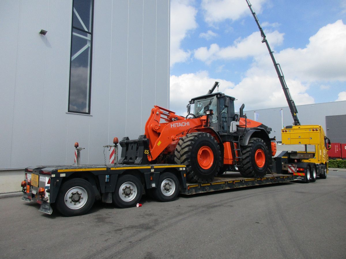 Heavy equipment hauling heavy equipment, that’s always photogenic material at any truck show. It gets even better if two combinations, representing the same manufacturers, are parked side by side: a [&hellip;]