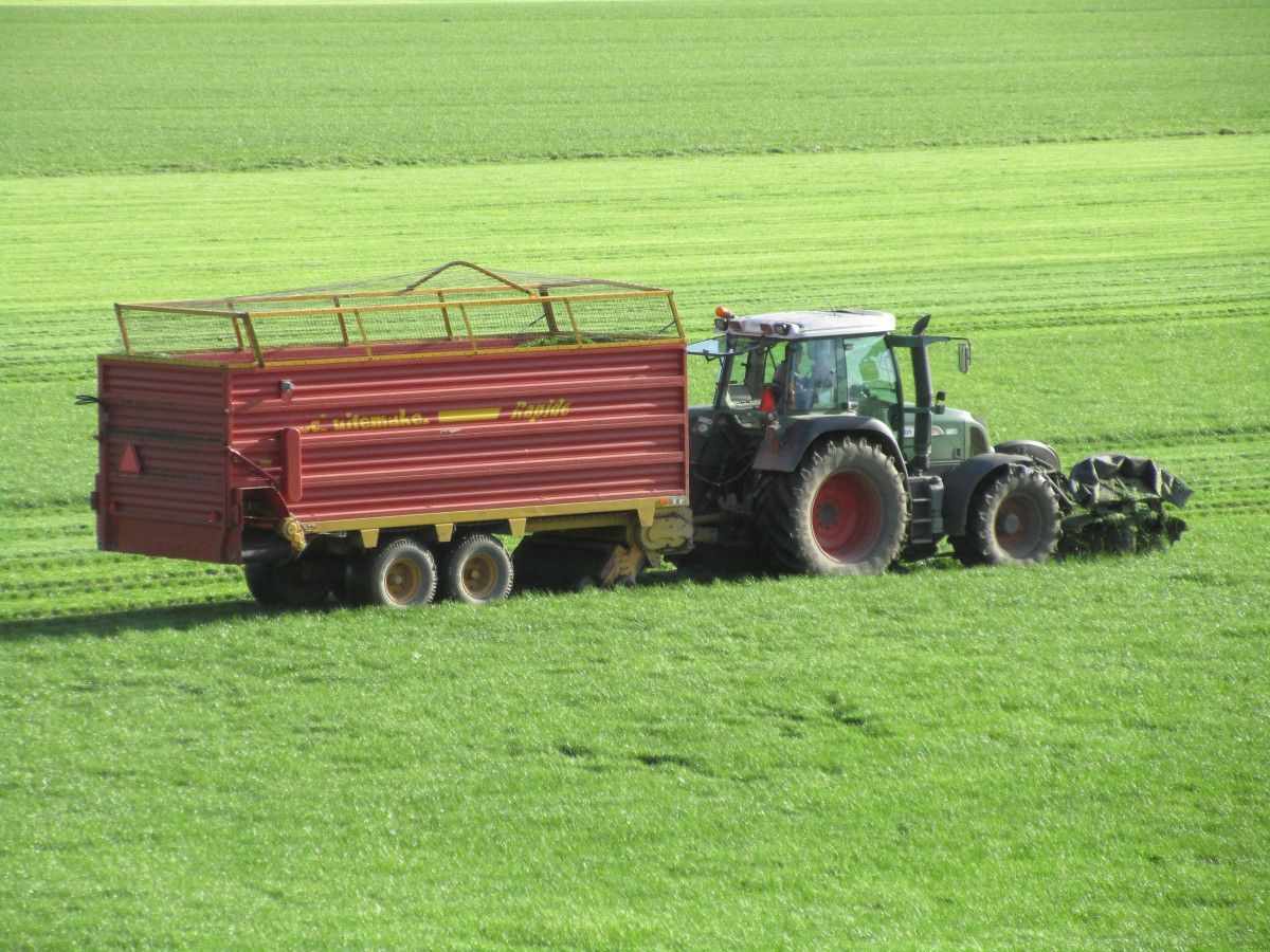 One last grass cut before the winter season sets in, featuring a Fendt 415 Vario with a front mower and a Schuitemaker self-loading silage wagon. Just think of mowing your [&hellip;]