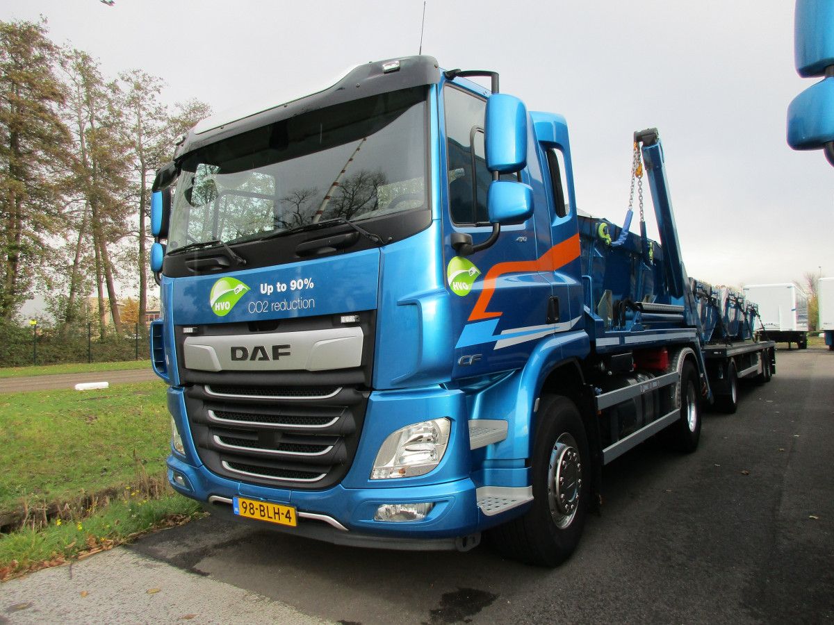 The other day, I parked my car at the premises of truck maker DAF to take a classic bus to the museum. Some interesting, all-blue demo rigs caught my attention. [&hellip;]