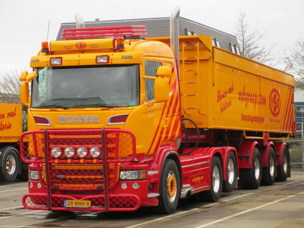 The red and yellow big rigs of the nearby VSB Groep always mean business. Without exception, the truck or tractor is a Scania. Another certainty is that there’s a V8 [&hellip;]